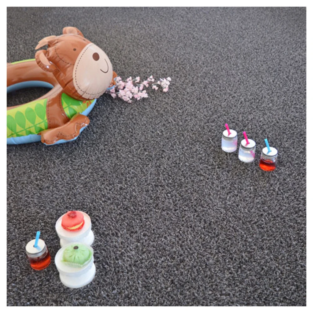 Gazon Synthétique Happy Party - Couleur Gris Foncé - Classé Feu - 20mm - 2m X 6m 2 Gazon Synthétique Happy Party - Couleur Gris Foncé - Classé Feu - 20mm - 2m X 6m – Image 2