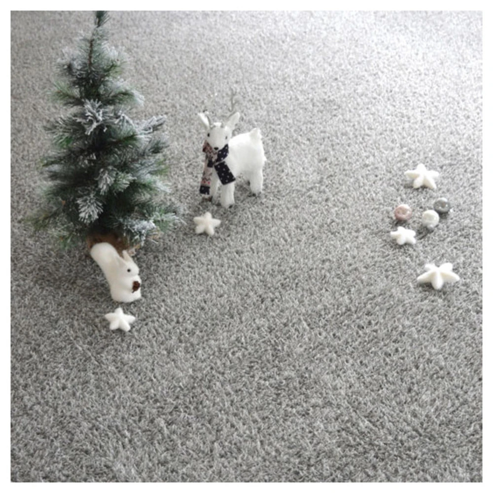 Gazon Synthétique Happy Party - Couleur Gris Clair - Classé Feu - 20mm - 2m X 2m 5 Gazon Synthétique Happy Party - Couleur Gris Clair - Classé Feu - 20mm - 2m X 2m – Image 5